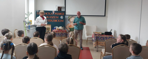 Literacka podróż z Łukaszem Wierzbickim - Szkoła Podstawowa im. M. Konopnickiej w Osieczy